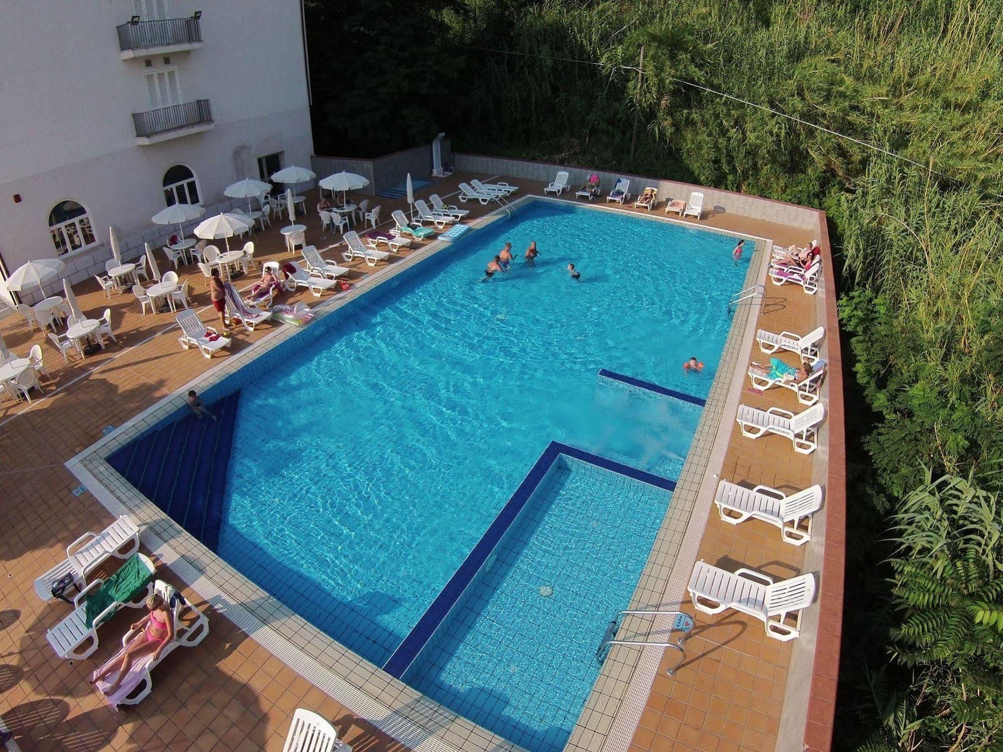 Hotel Total Family Fuscaldo Exterior foto